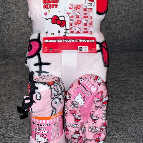 Hello Kitty Valentines Day Cozy Bundle - Picture 1 of 9